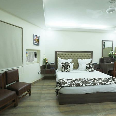 Hotel Metropolitian New Delhi Exterior photo