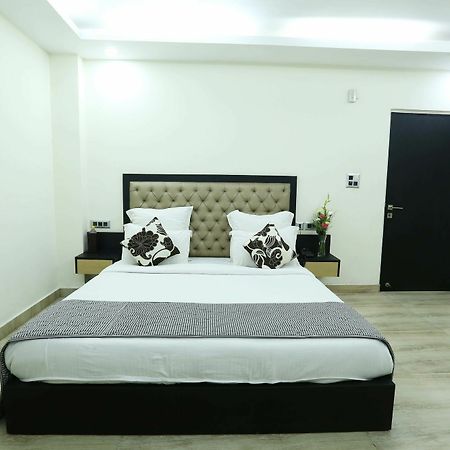Hotel Metropolitian New Delhi Exterior photo