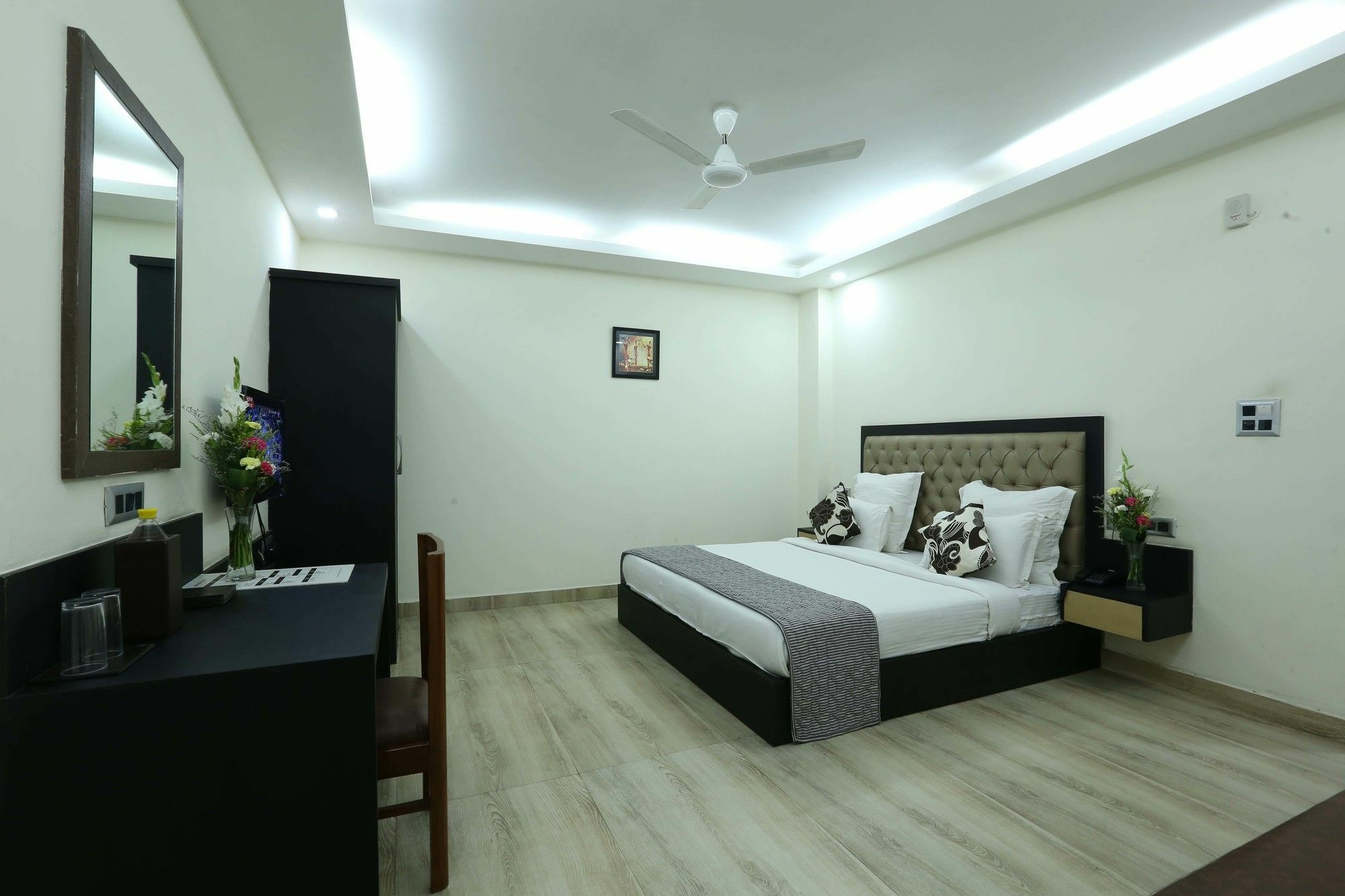 Hotel Metropolitian New Delhi Exterior photo